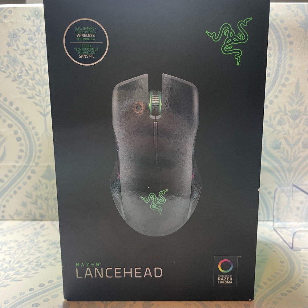 Razer Black Mouse with Vibrant Green Accents - Picture 8 of 9